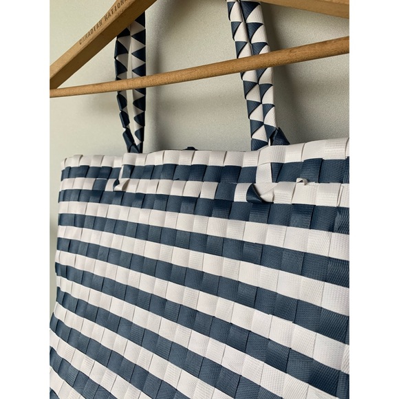 Free with purchase - Super cute blue and white beach or picnic bag - Picture 7 of 9